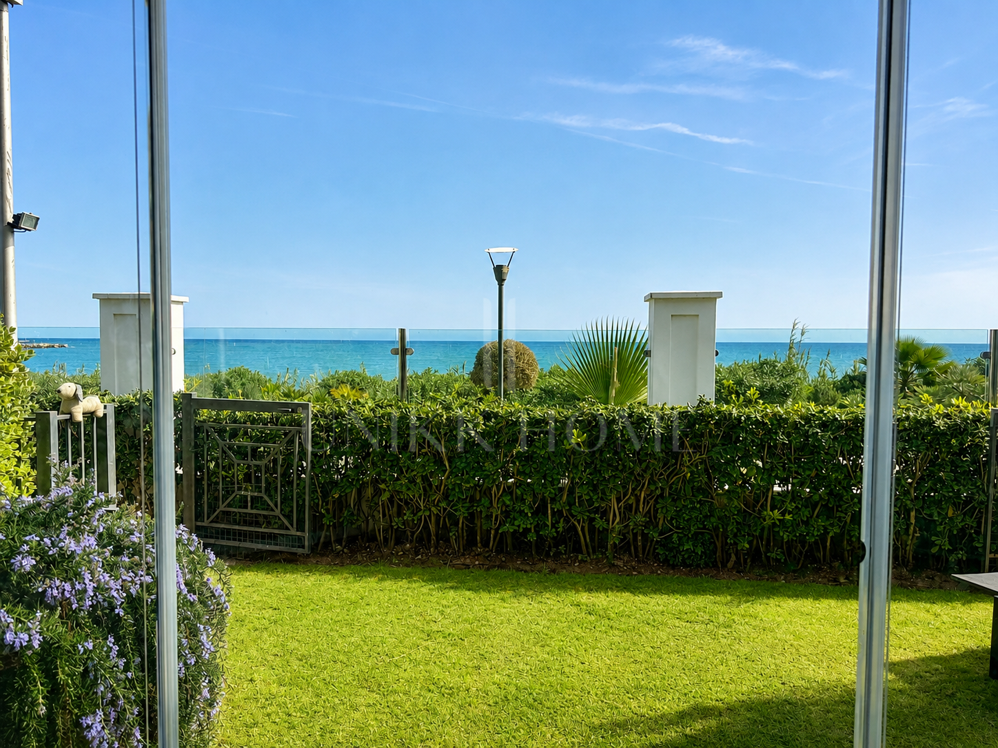 Seafront Luxury Apartment with Timeless Elegance in Estepona’s Doncella Beach