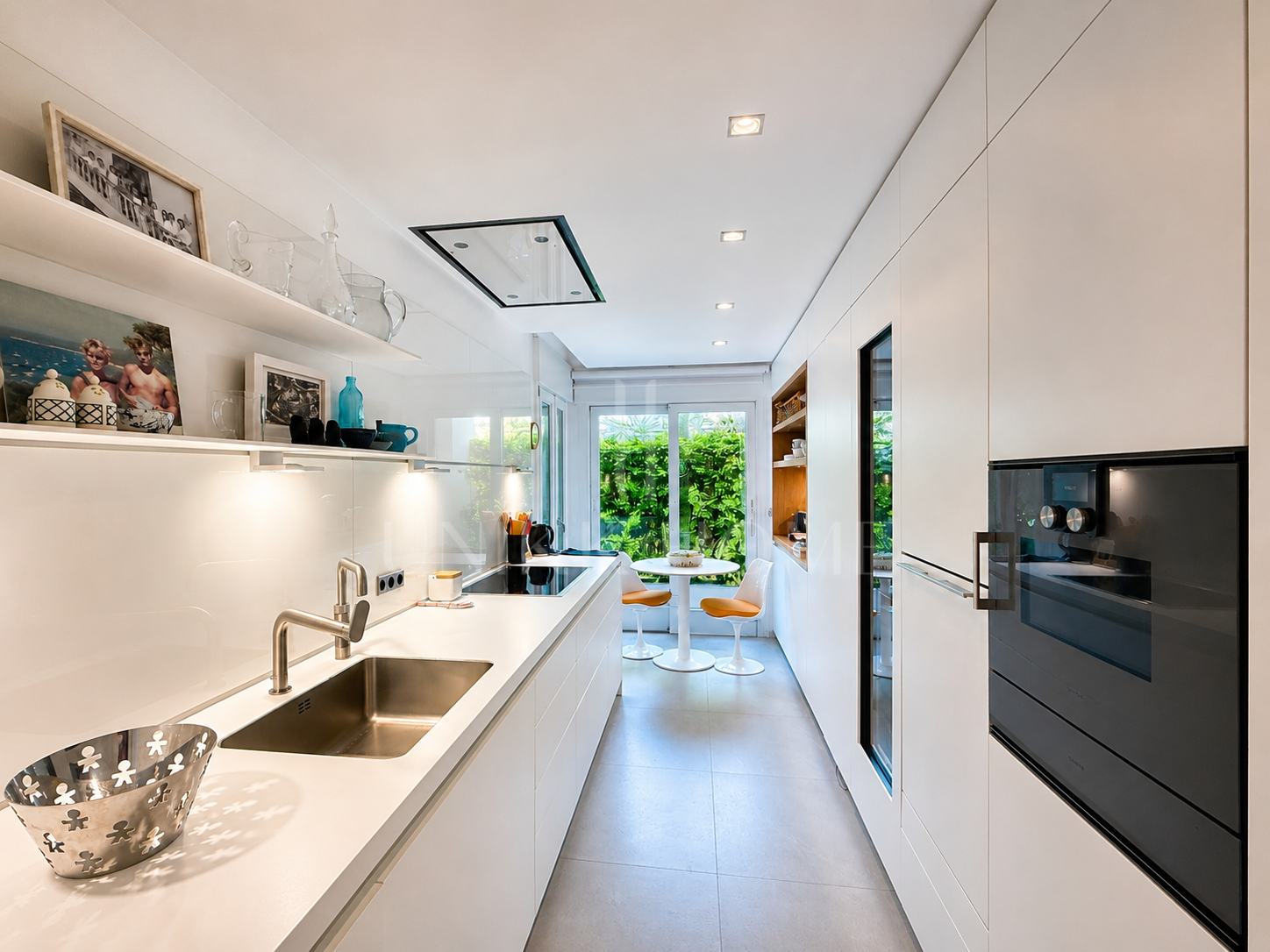 Seafront Luxury Apartment with Timeless Elegance in Estepona’s Doncella Beach