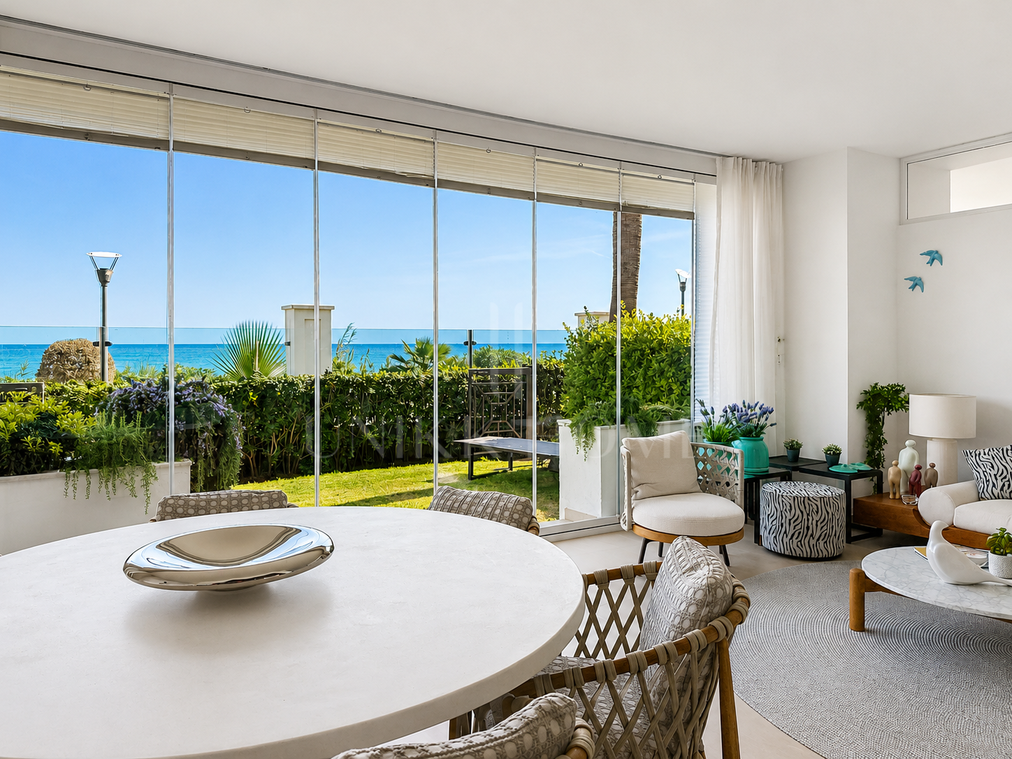 Seafront Luxury Apartment with Timeless Elegance in Estepona’s Doncella Beach