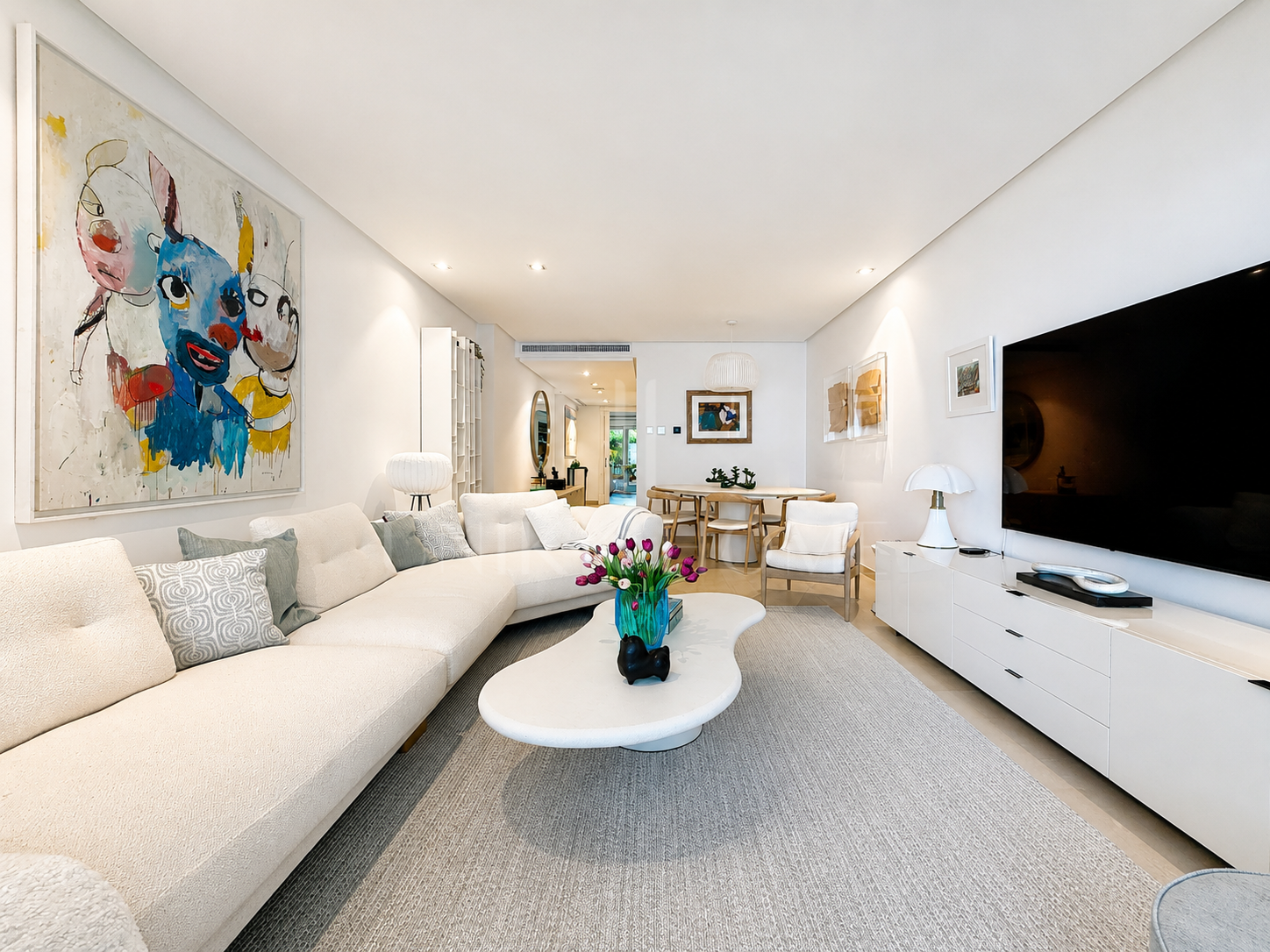 Seafront Luxury Apartment with Timeless Elegance in Estepona’s Doncella Beach