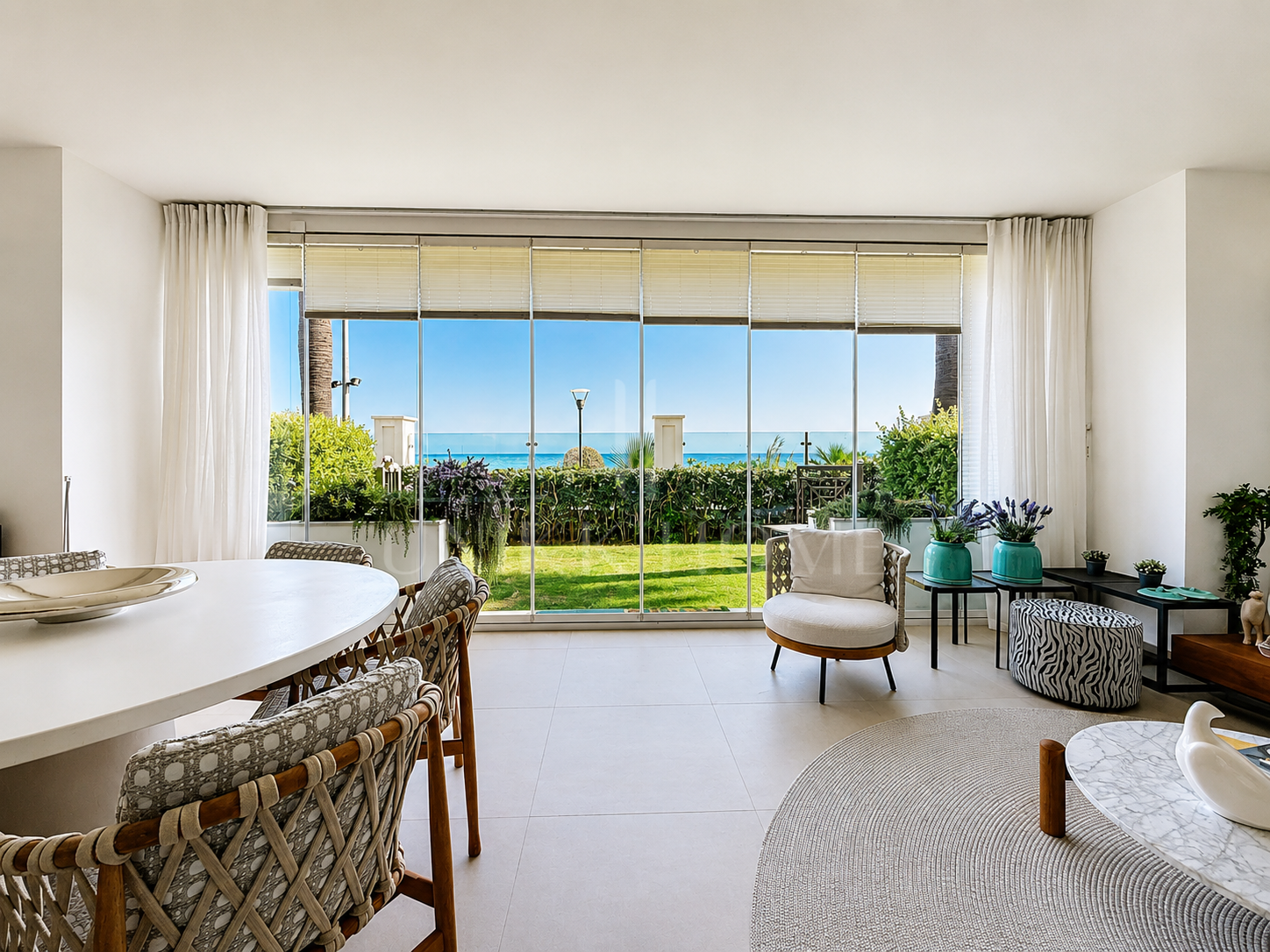 Seafront Luxury Apartment with Timeless Elegance in Estepona’s Doncella Beach