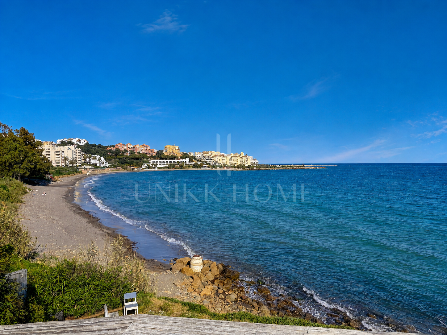 Seafront Luxury Apartment with Timeless Elegance in Estepona’s Doncella Beach