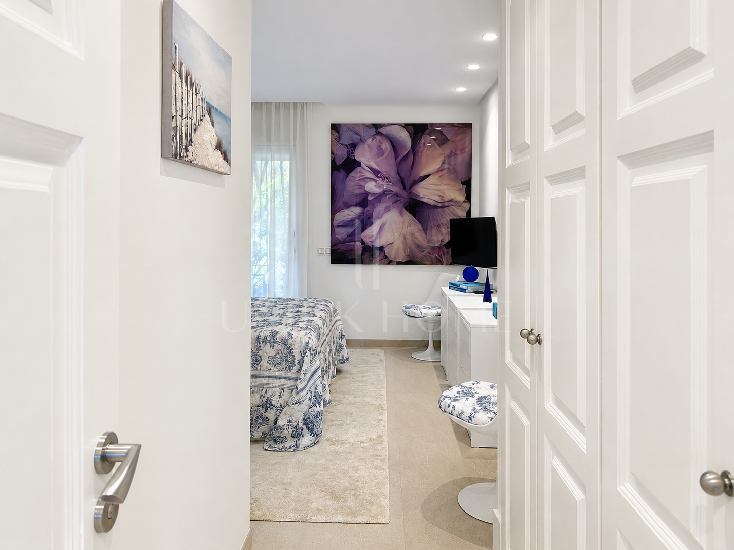 Seafront Luxury Apartment with Timeless Elegance in Estepona’s Doncella Beach