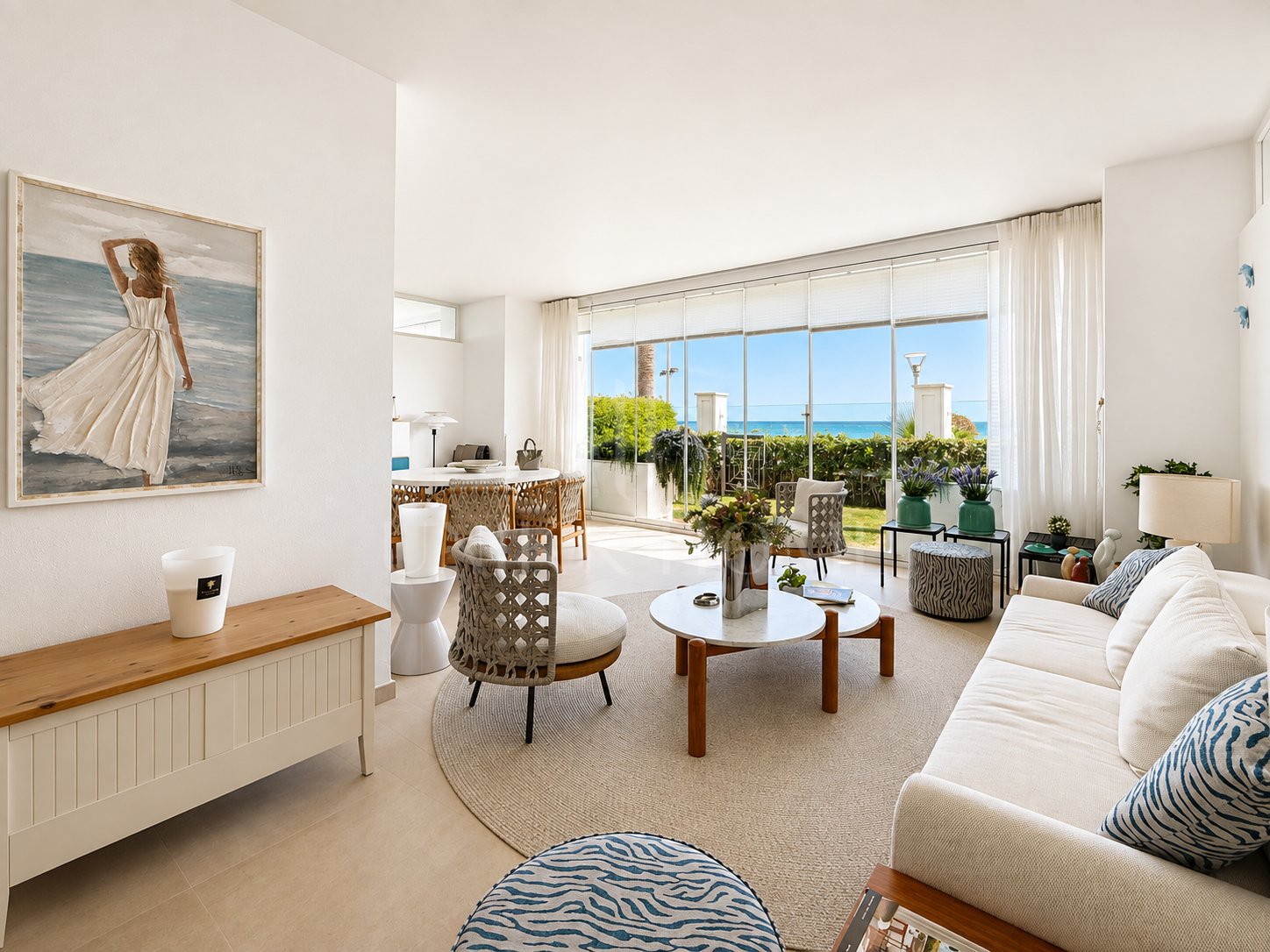 Seafront Luxury Apartment with Timeless Elegance in Estepona’s Doncella Beach
