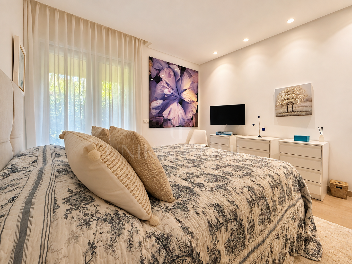 Seafront Luxury Apartment with Timeless Elegance in Estepona’s Doncella Beach