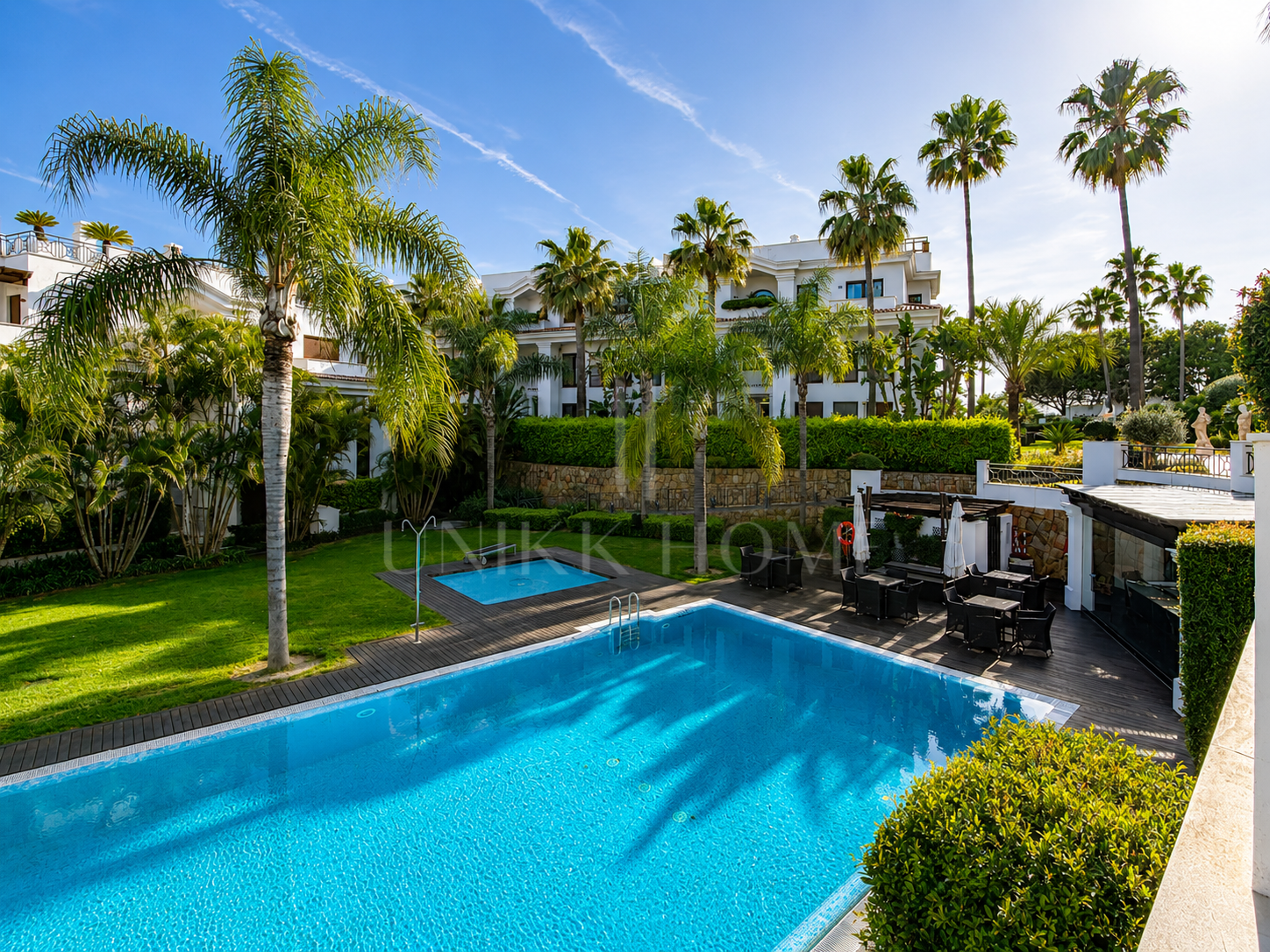 Seafront Luxury Apartment with Timeless Elegance in Estepona’s Doncella Beach
