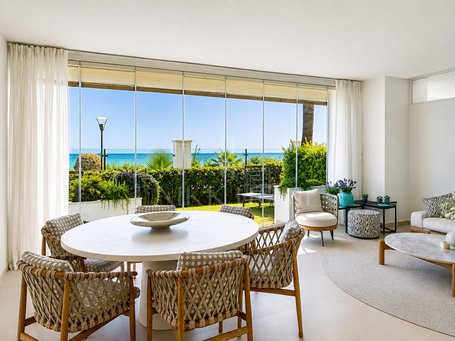 Seafront Luxury Apartment with Timeless Elegance in Estepona’s Doncella Beach