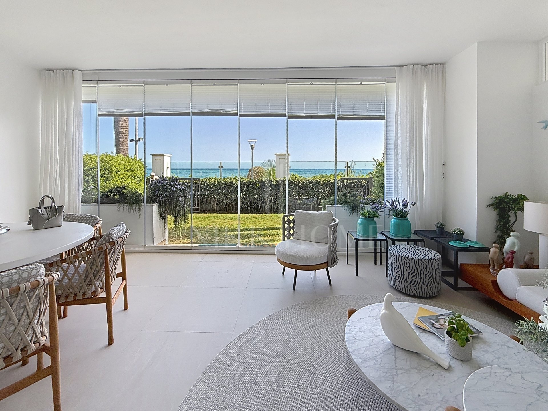 Apartamento de lujo en primera línea de playa con elegancia atemporal en Doncella Beach, Estepona