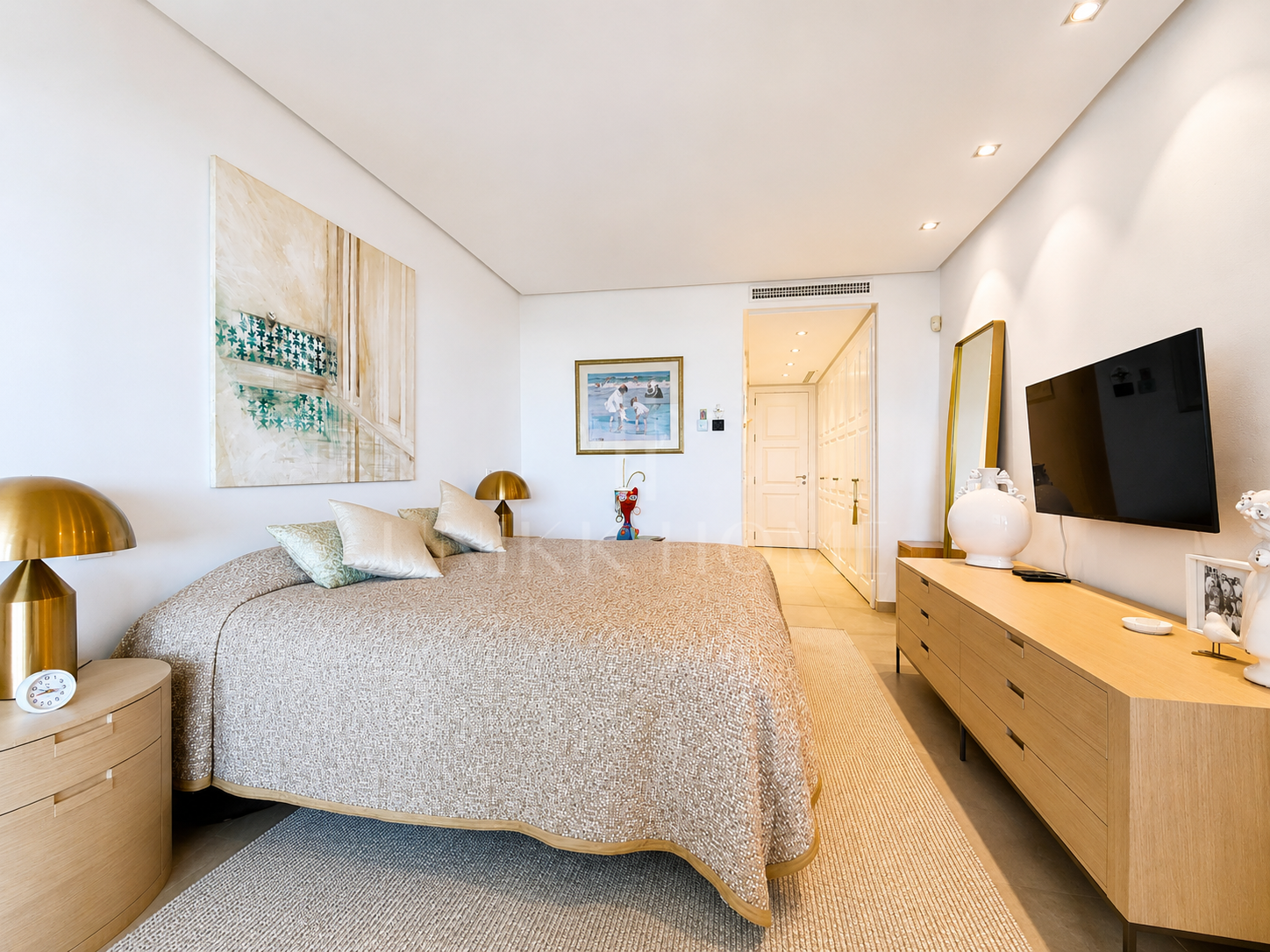 Seafront Luxury Apartment with Timeless Elegance in Estepona’s Doncella Beach