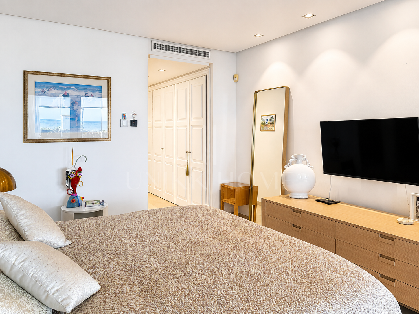 Seafront Luxury Apartment with Timeless Elegance in Estepona’s Doncella Beach
