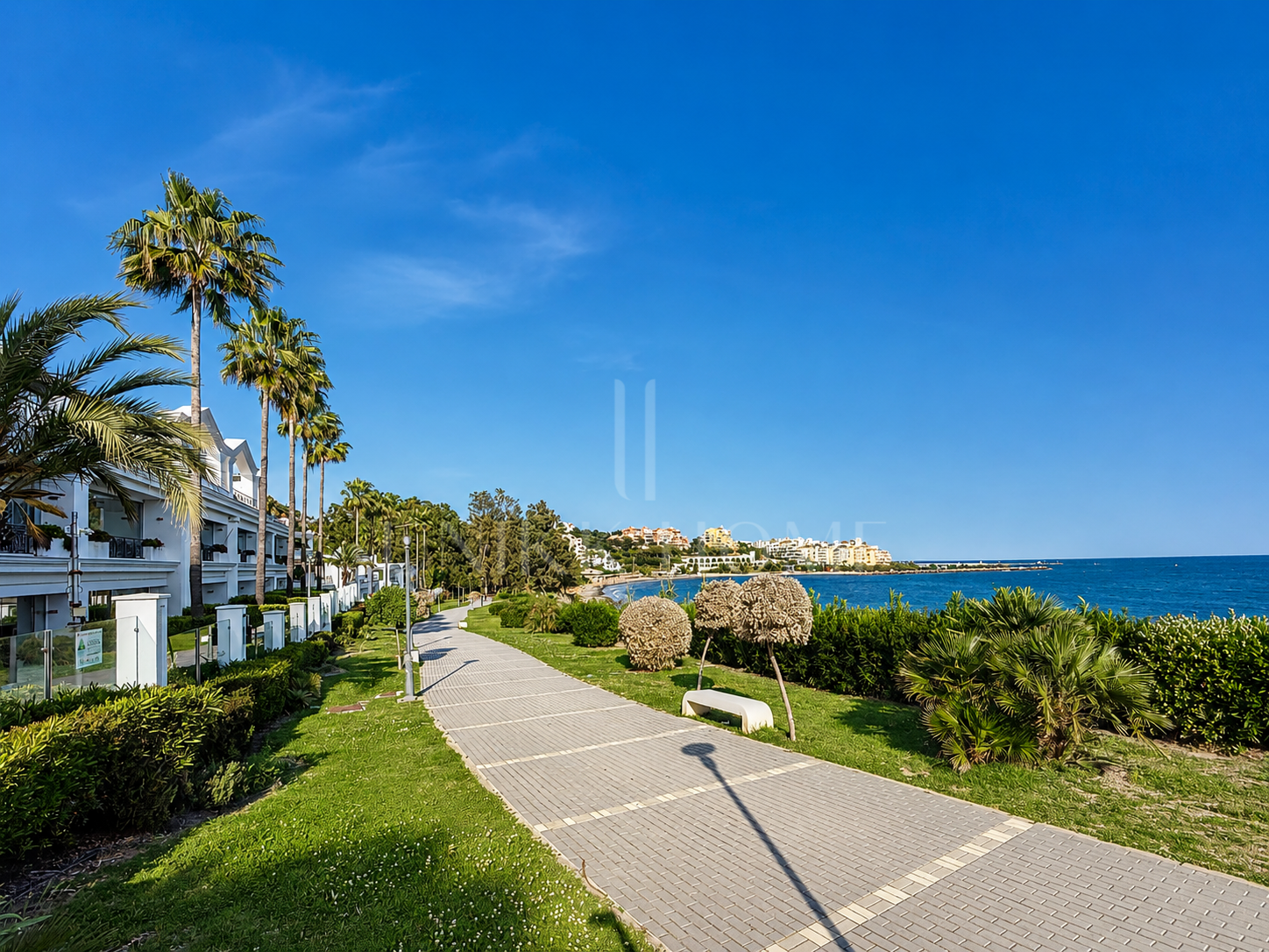 Seafront Luxury Apartment with Timeless Elegance in Estepona’s Doncella Beach