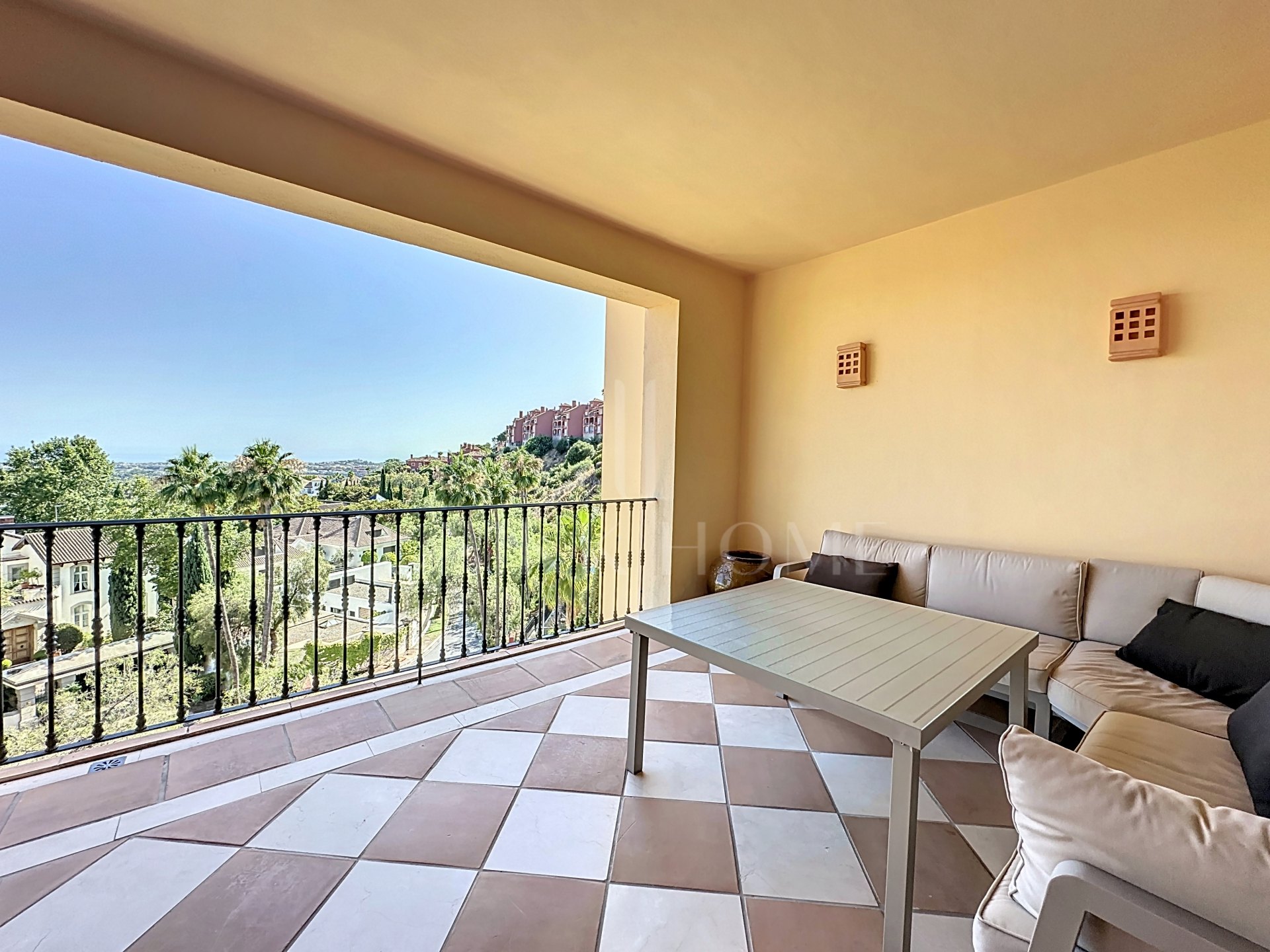 Impeccable apartment with panoramic views in La Quinta, Benahavis, Málaga