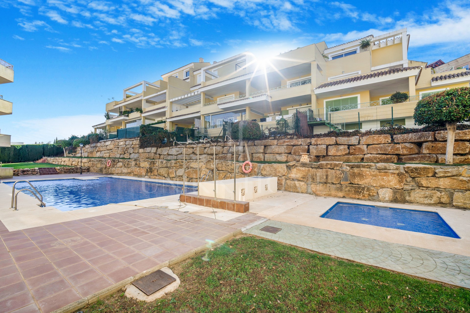 Bajo de 3 dormitorios con jardin en Las Brisas, Nueva Andalucia, Marbella