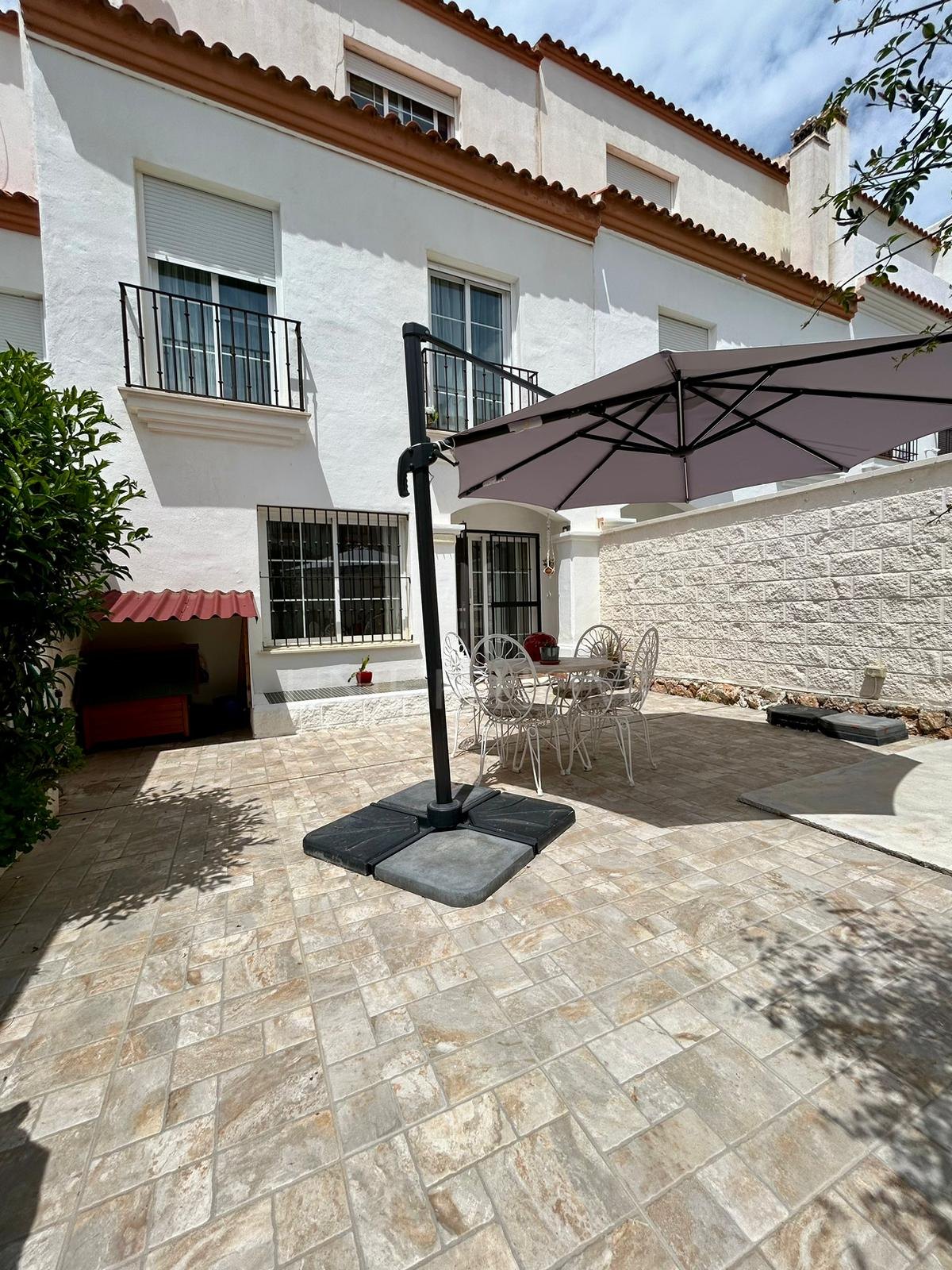 4-BEDROOM TOWNHOUSE WITH ADDITIONAL ROOM IN MARINA DE CASARES