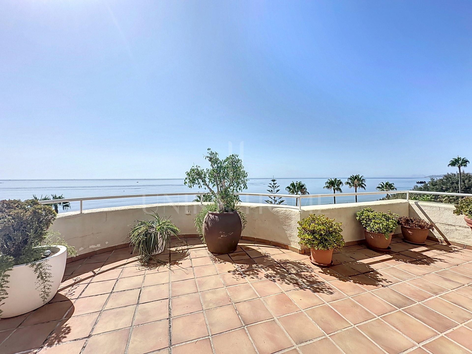 SPECTACULAR BEACHFRONT APARTMENT IN BERMUDA BEACH, ESTEPONA