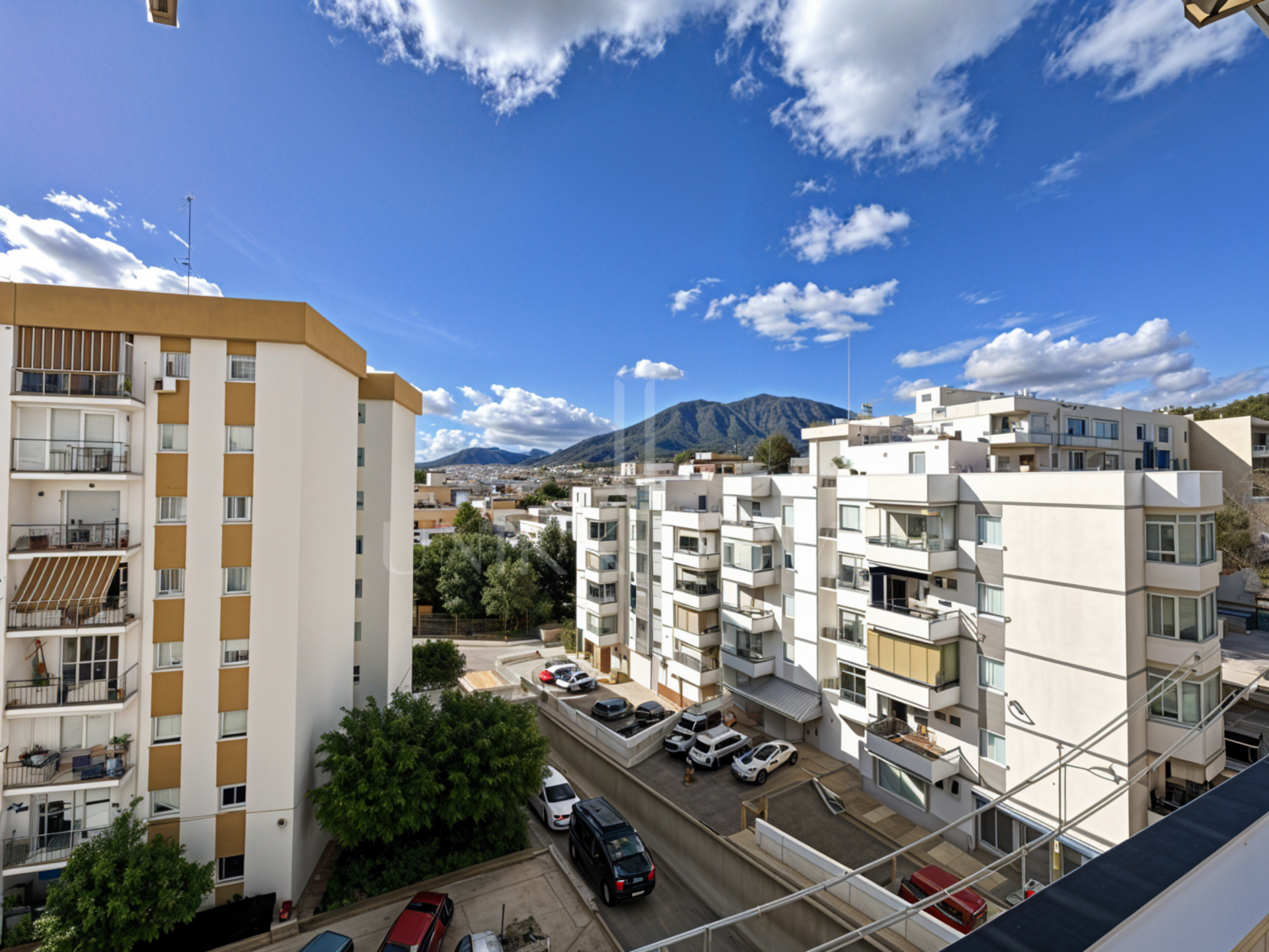 Apartamento de 3 habitaciones con vistas a la montaña en el Centro de Estepona