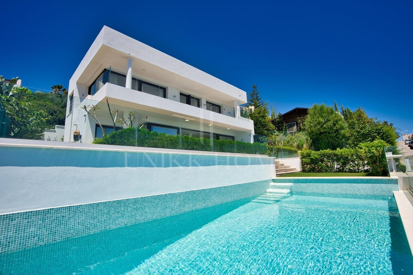 NUEVA VILLA DE 4 DORMITORIOS CON VISTAS AL MAR EN BUENAS NOCHES - ESTEPONA