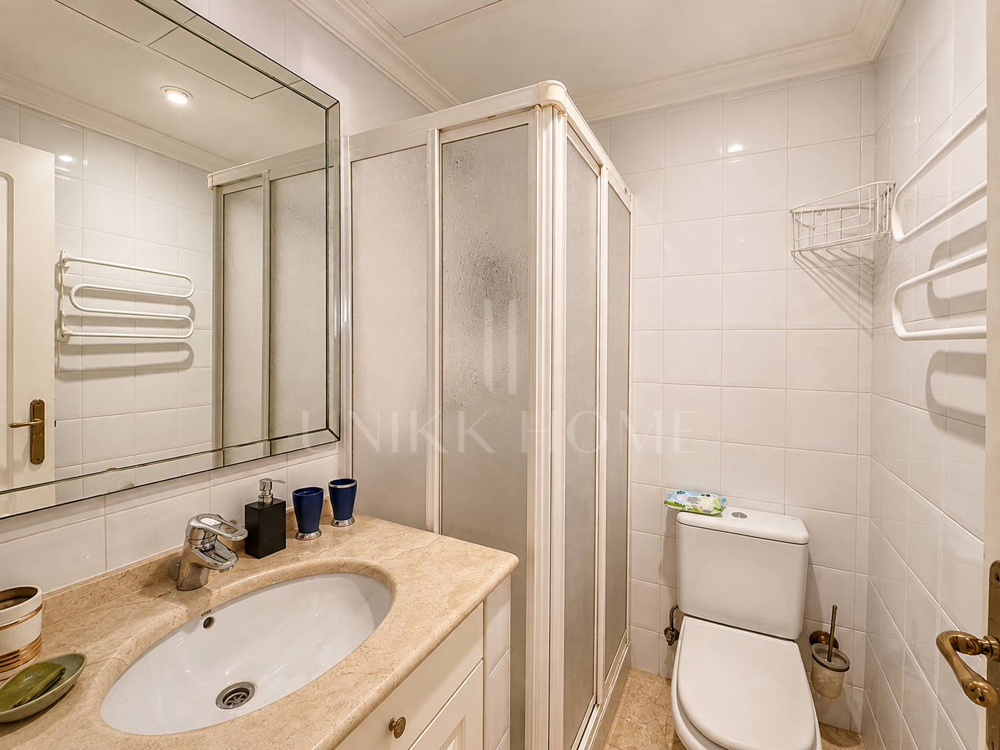 Apartamento de 2 dormitorios en primera línea de playa con vistas al mar en Puerto Banús, Marbella