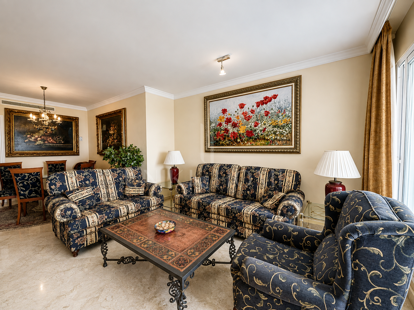 Apartamento de 2 dormitorios en primera línea de playa con vistas al mar en Puerto Banús, Marbella