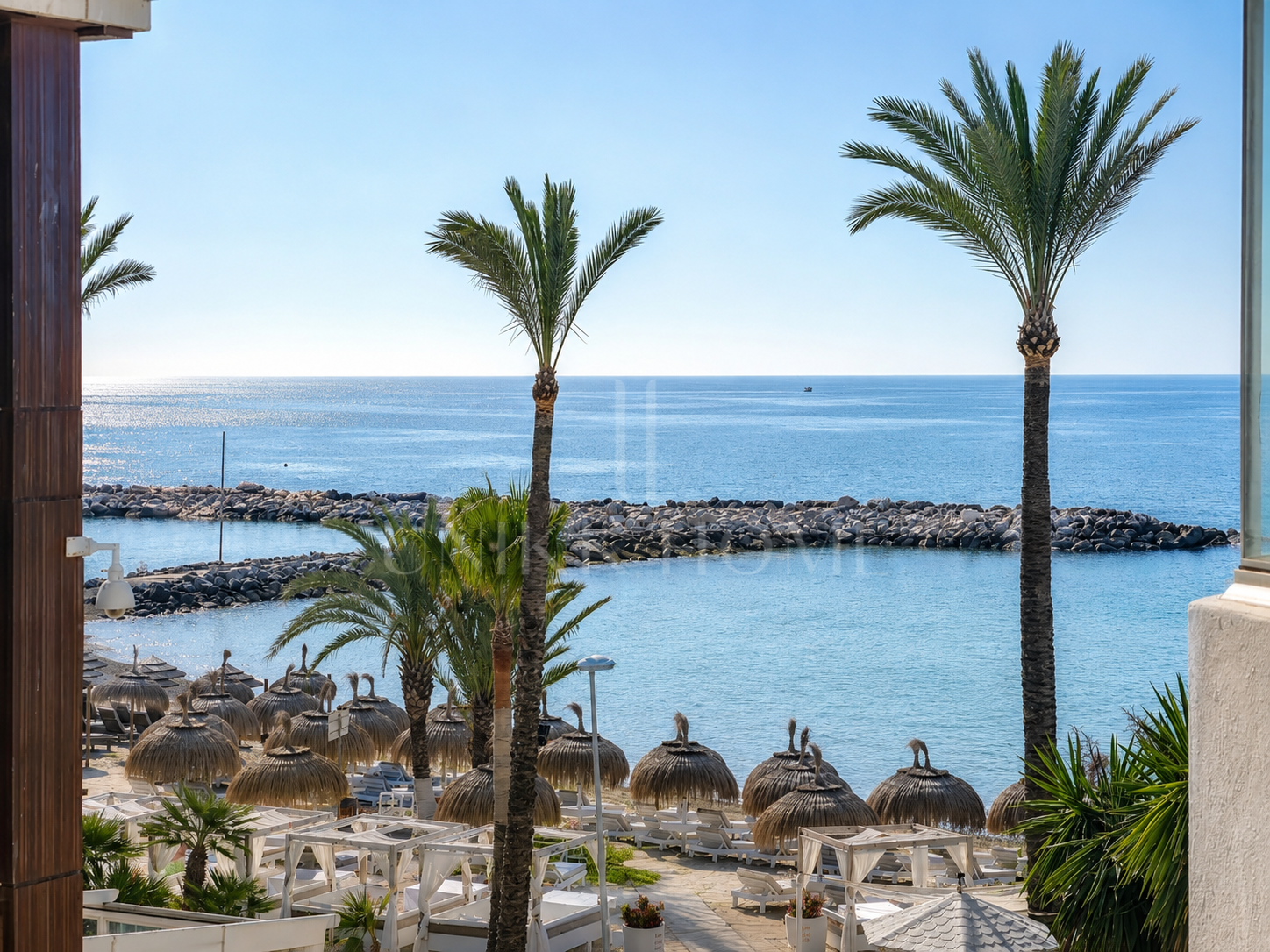 Apartamento de 2 dormitorios en primera línea de playa con vistas al mar en Puerto Banús, Marbella