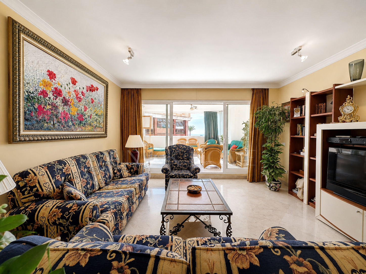 Apartamento de 2 dormitorios en primera línea de playa con vistas al mar en Puerto Banús, Marbella