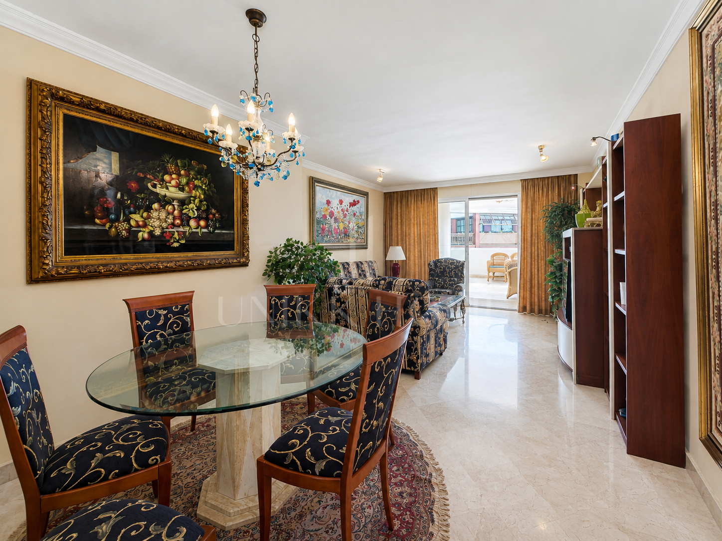 Apartamento de 2 dormitorios en primera línea de playa con vistas al mar en Puerto Banús, Marbella