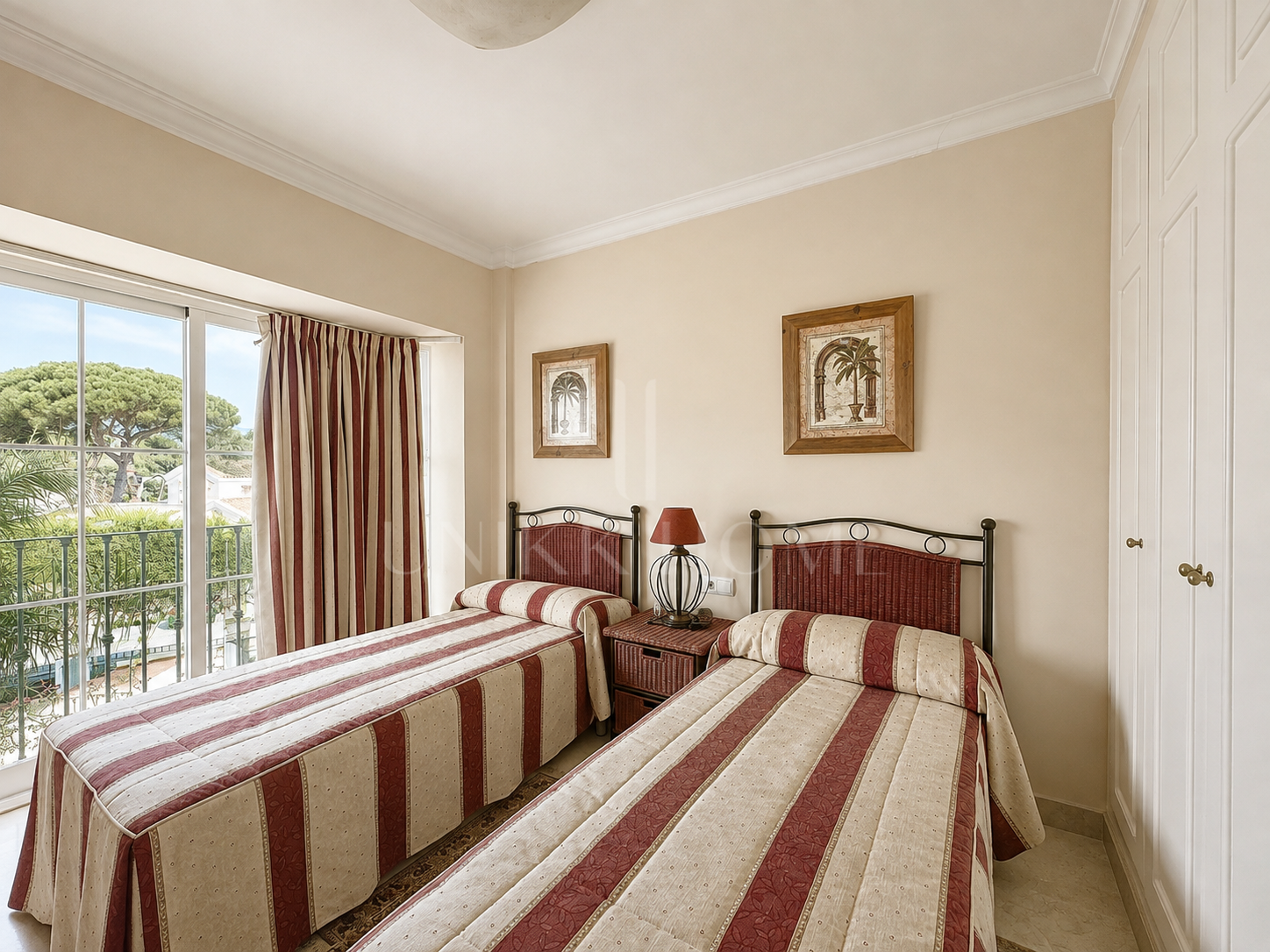 Apartamento de 2 dormitorios en primera línea de playa con vistas al mar en Puerto Banús, Marbella