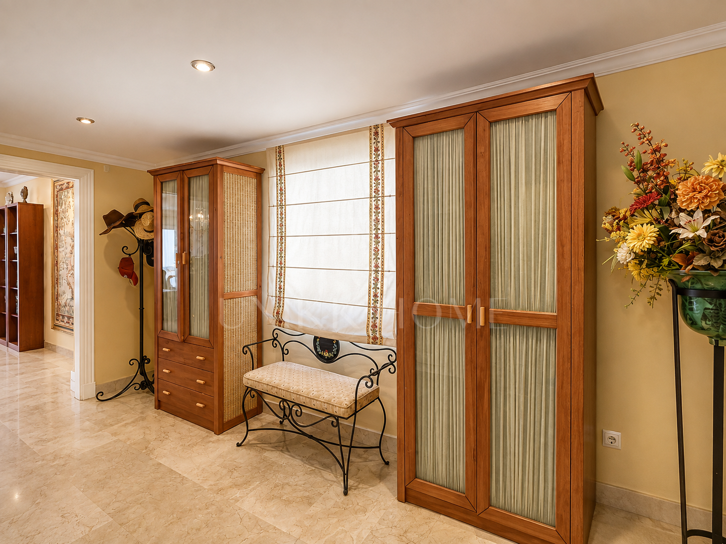 Apartamento de 2 dormitorios en primera línea de playa con vistas al mar en Puerto Banús, Marbella