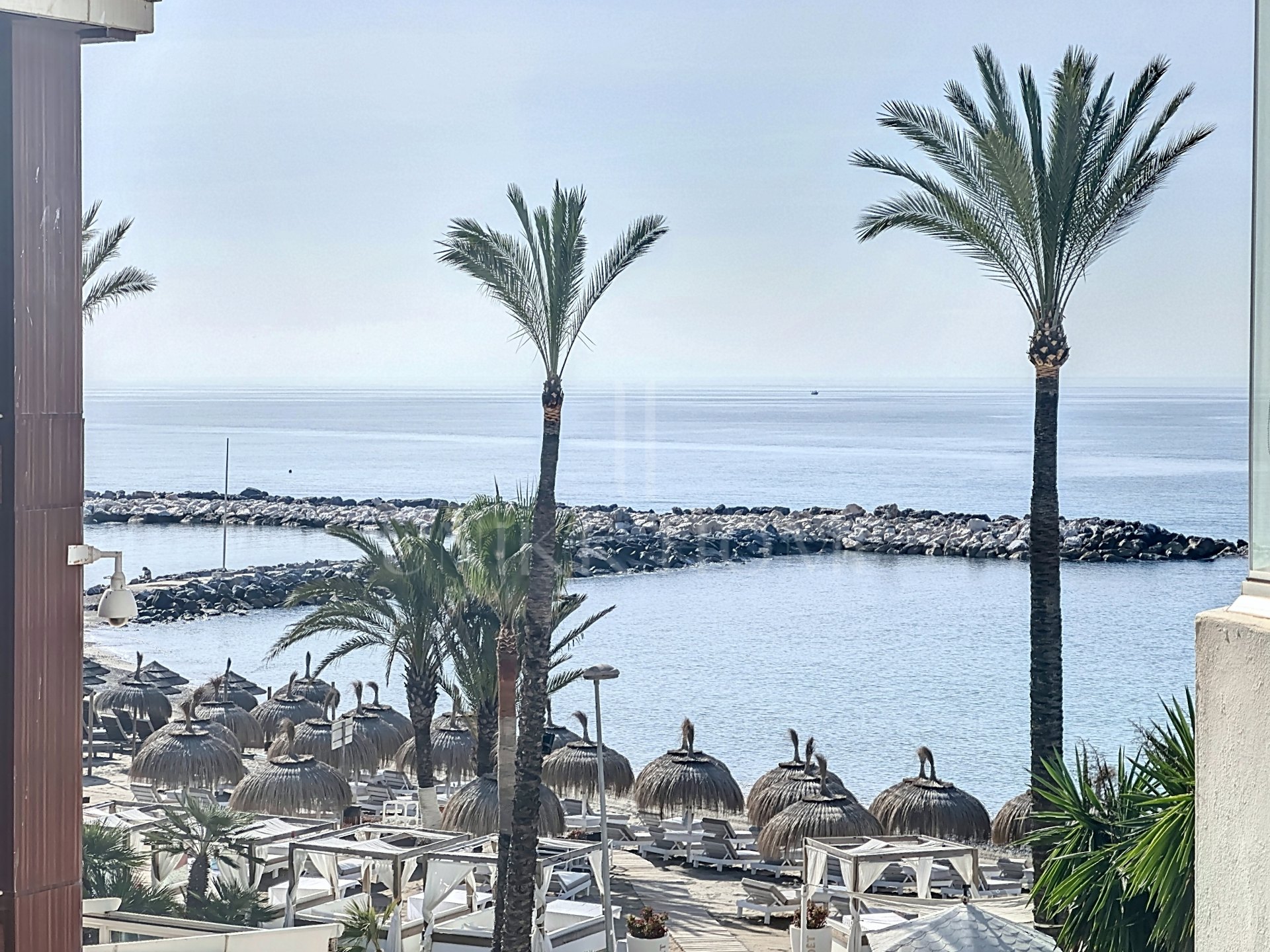 Apartamento de 2 dormitorios en primera línea de playa con vistas al mar en Puerto Banús, Marbella