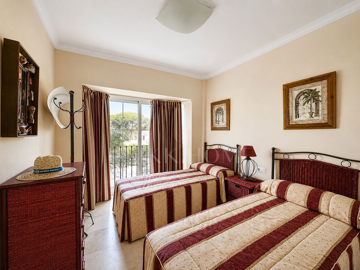 Apartamento de 2 dormitorios en primera línea de playa con vistas al mar en Puerto Banús, Marbella