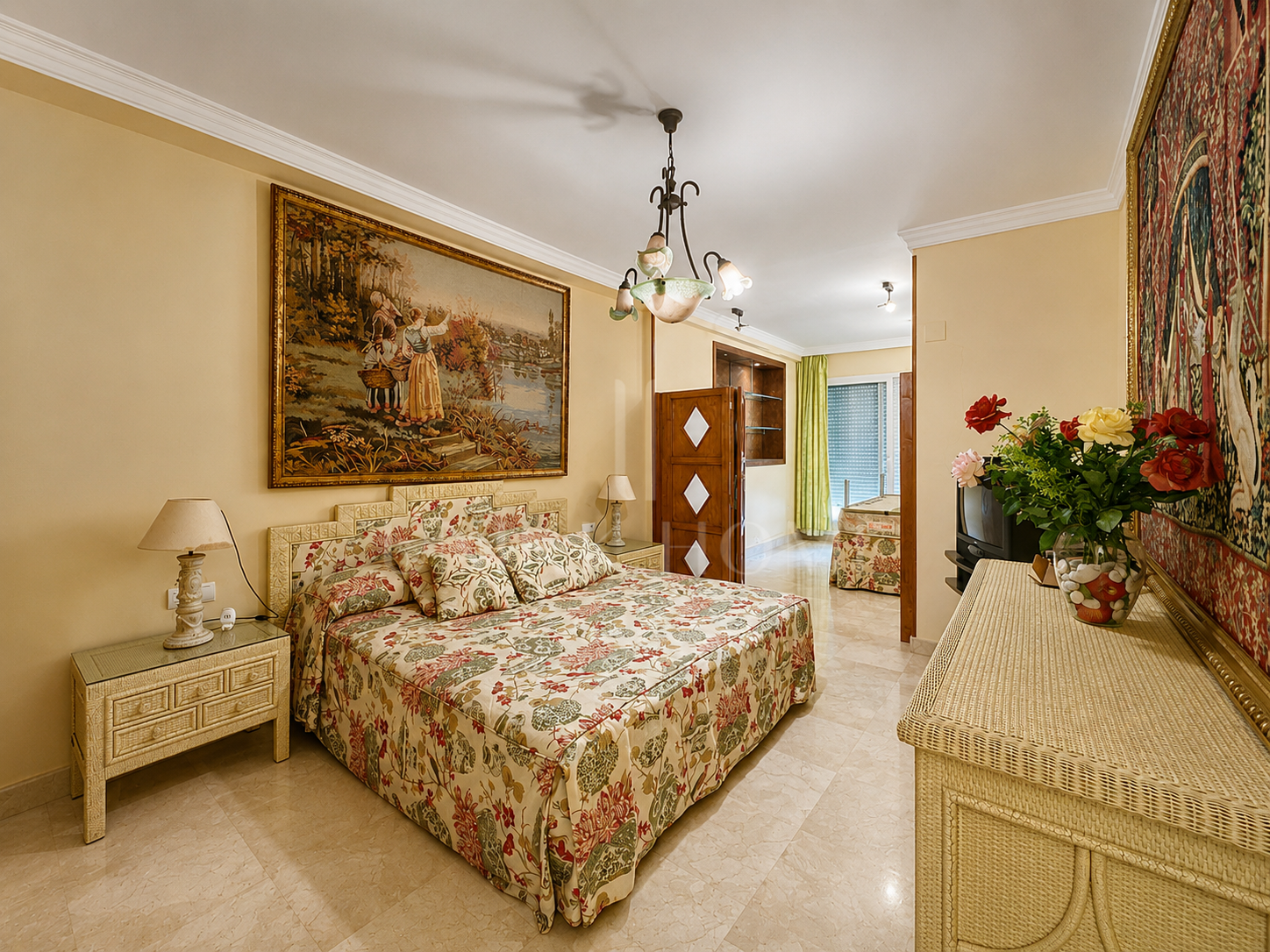 Apartamento de 2 dormitorios en primera línea de playa con vistas al mar en Puerto Banús, Marbella
