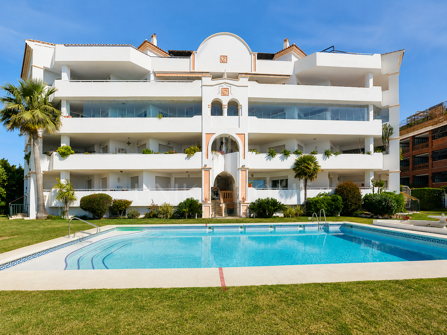 Apartamento de 2 dormitorios en primera línea de playa con vistas al mar en Puerto Banús, Marbella