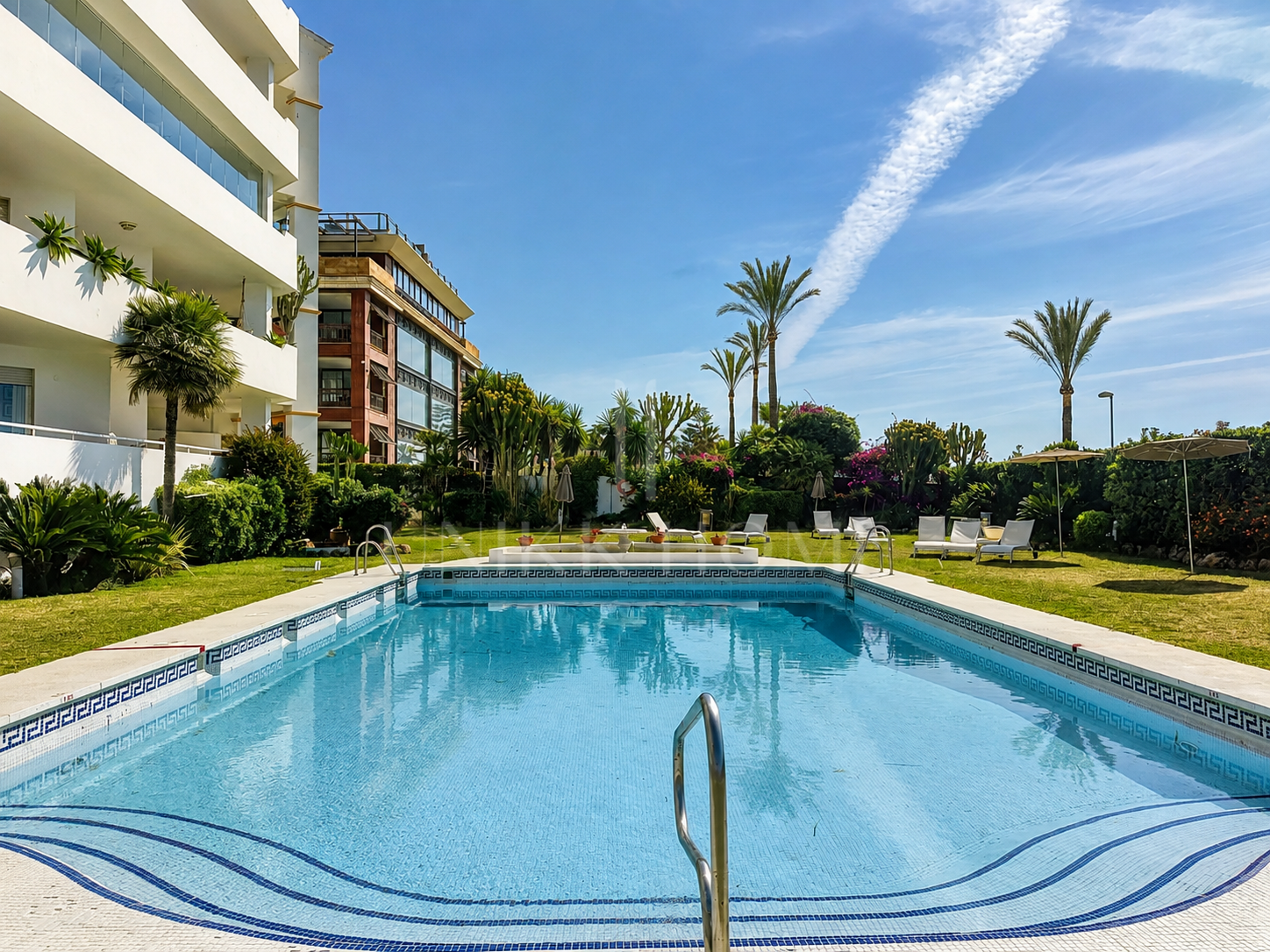 Apartamento de 2 dormitorios en primera línea de playa con vistas al mar en Puerto Banús, Marbella