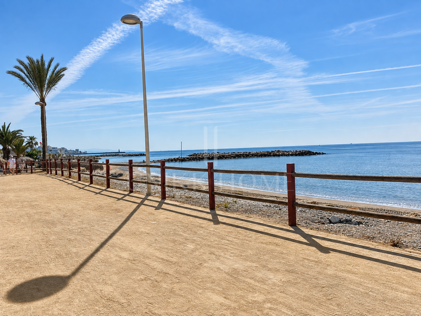 Apartamento de 2 dormitorios en primera línea de playa con vistas al mar en Puerto Banús, Marbella