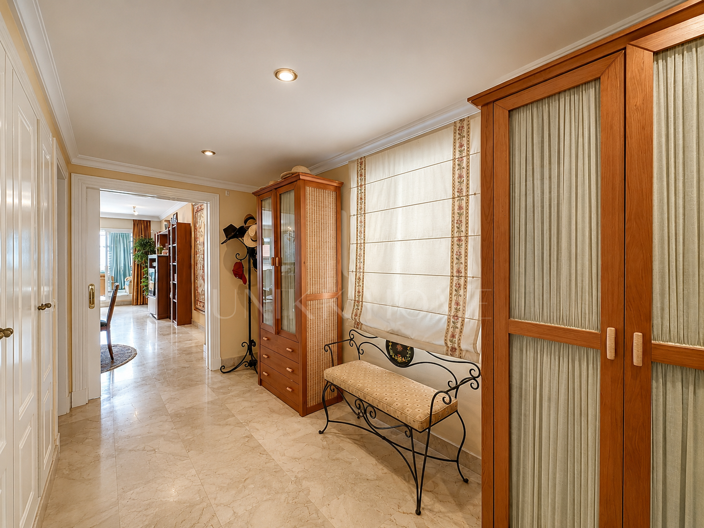Apartamento de 2 dormitorios en primera línea de playa con vistas al mar en Puerto Banús, Marbella
