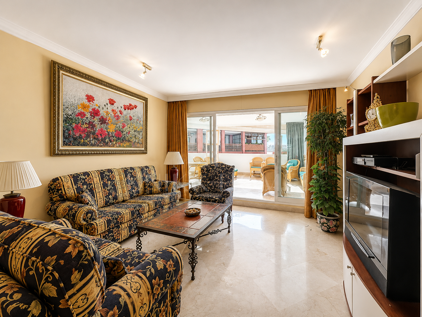 Apartamento de 2 dormitorios en primera línea de playa con vistas al mar en Puerto Banús, Marbella