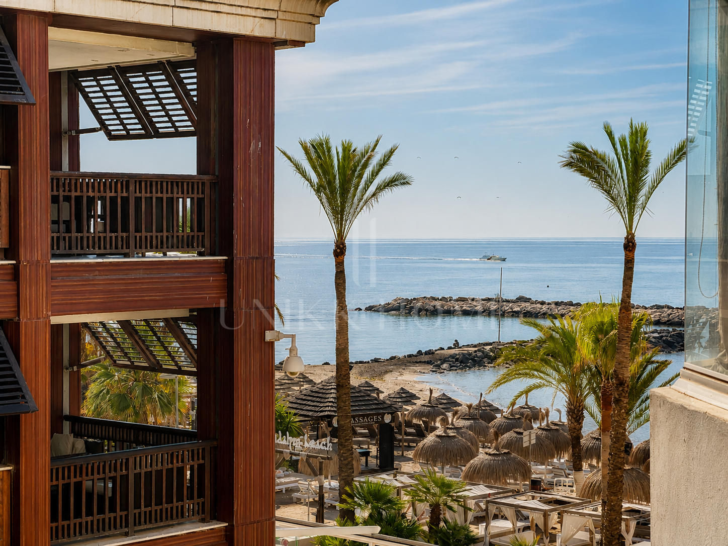 Apartamento de 2 dormitorios en primera línea de playa con vistas al mar en Puerto Banús, Marbella