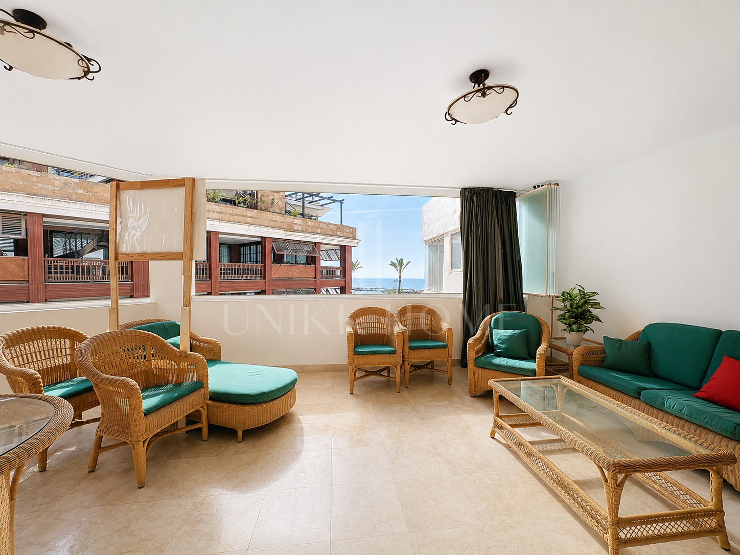 Apartamento de 2 dormitorios en primera línea de playa con vistas al mar en Puerto Banús, Marbella