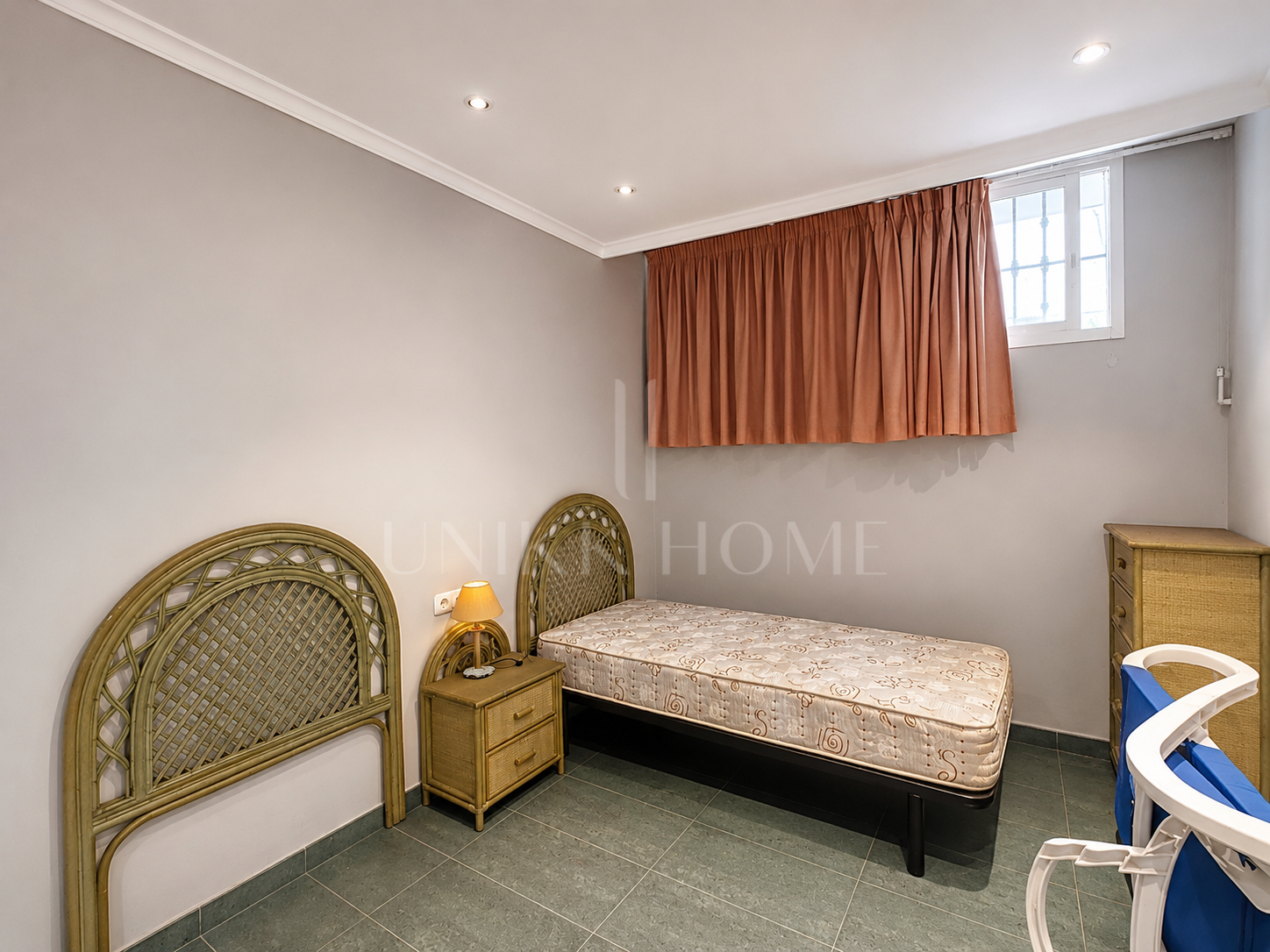 Apartamento de 2 dormitorios en primera línea de playa con vistas al mar en Puerto Banús, Marbella
