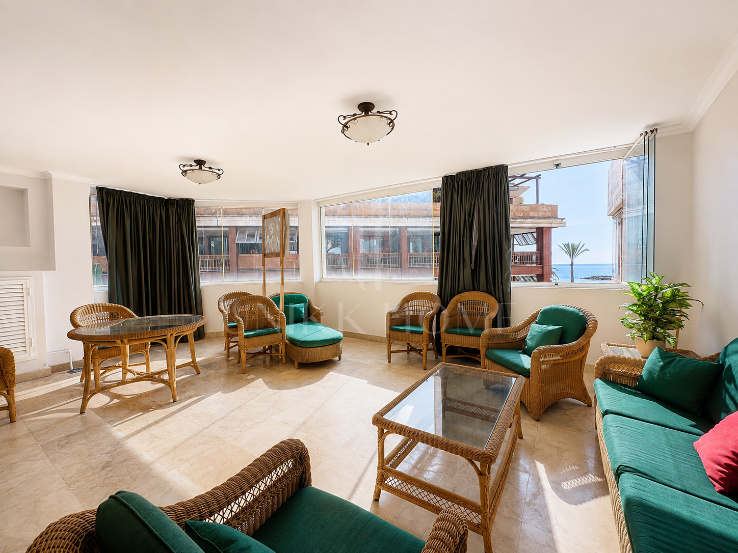 Apartamento de 2 dormitorios en primera línea de playa con vistas al mar en Puerto Banús, Marbella