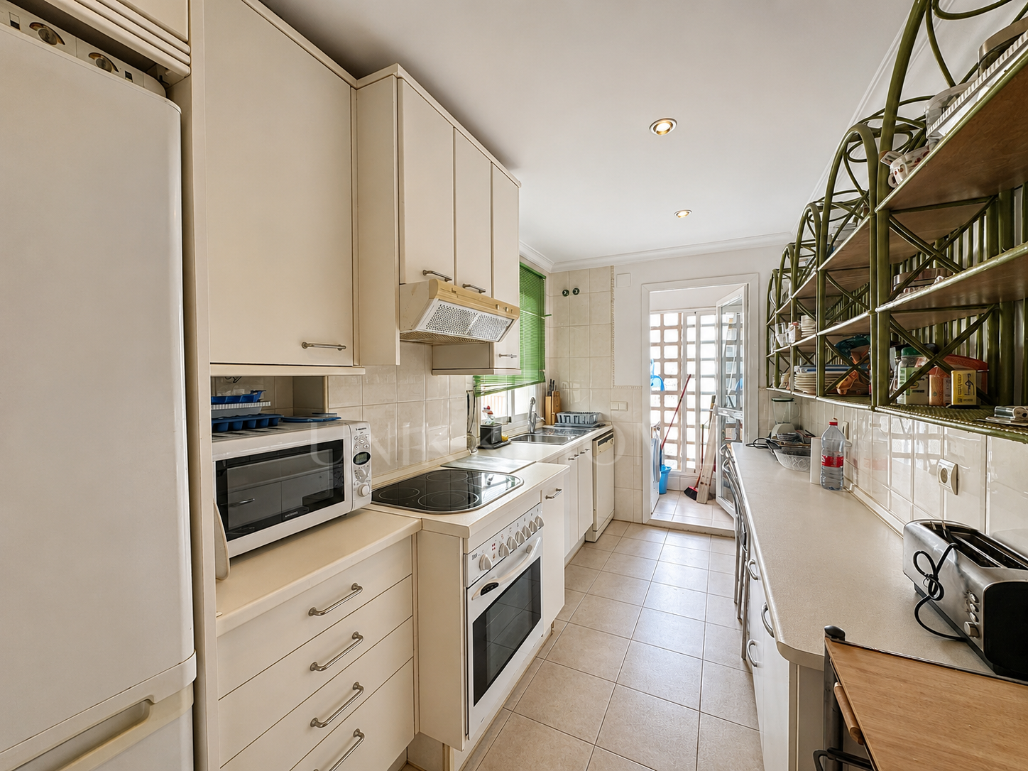 Apartamento de 2 dormitorios en primera línea de playa con vistas al mar en Puerto Banús, Marbella