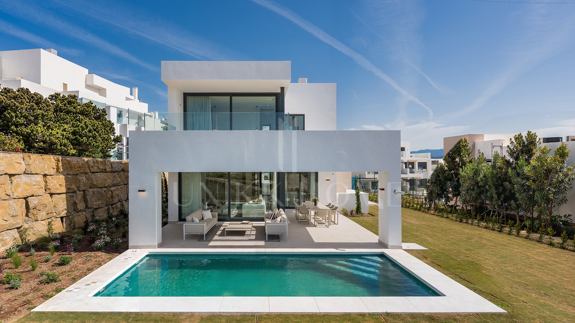 VILLA DE LUJO DE NUEVA CONSTRUCCIÓN FRENTE AL CLUB DE GOLF DE ESTEPONA