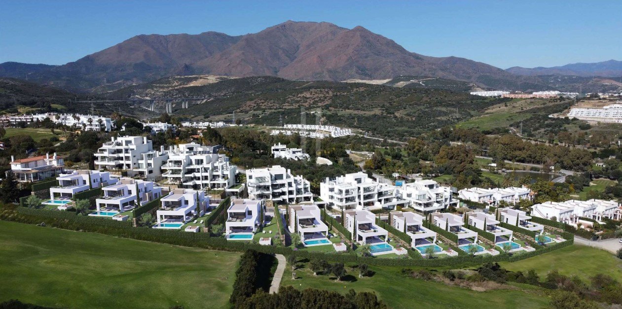 VILLA DE LUJO DE NUEVA CONSTRUCCIÓN FRENTE AL CLUB DE GOLF DE ESTEPONA