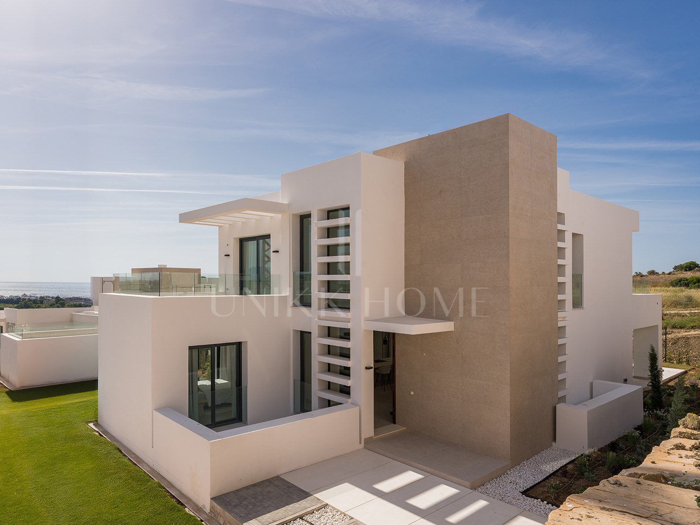 VILLA CON PISCINA PRIVADA Y VISTAS AL GOLF - NUEVA CONSTRUCCIÓN - ESTEPONA GOLF