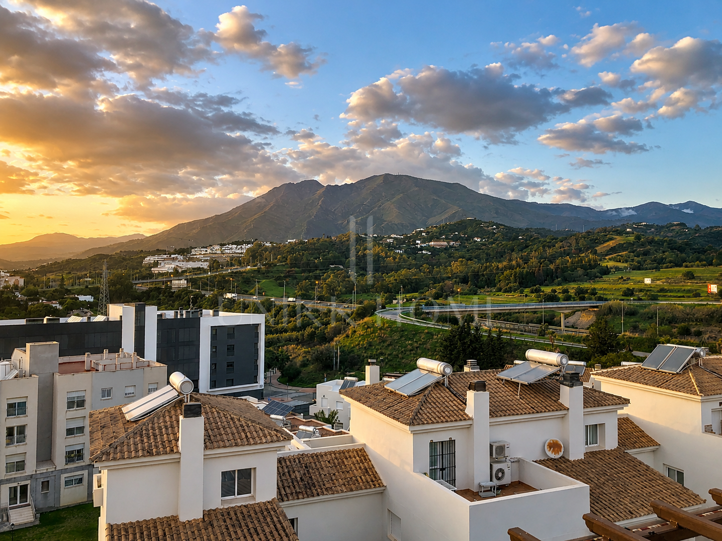 2 BEDROOM DUPLEX PENTHOUSE WITH SOLARIUM AND PANORAMIC VIEWS IN ESTEPONA TOWN