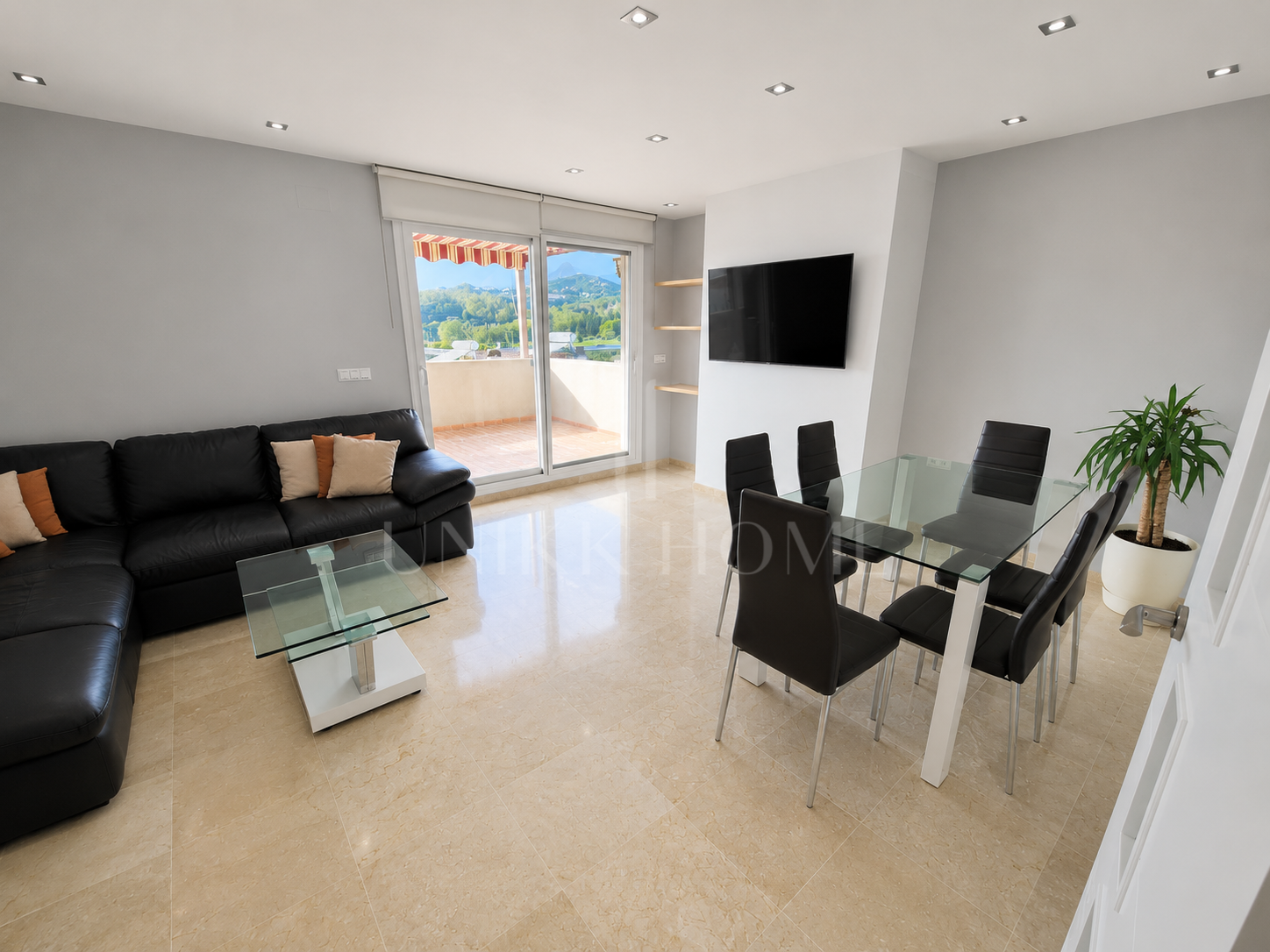 2 BEDROOM DUPLEX PENTHOUSE WITH SOLARIUM AND PANORAMIC VIEWS IN ESTEPONA TOWN