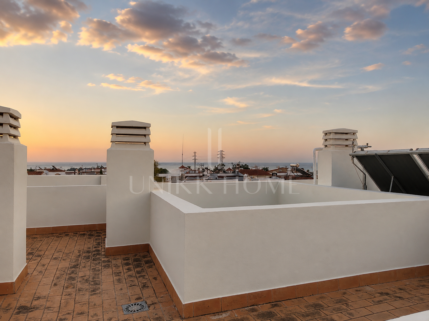 2 BEDROOM DUPLEX PENTHOUSE WITH SOLARIUM AND PANORAMIC VIEWS IN ESTEPONA TOWN