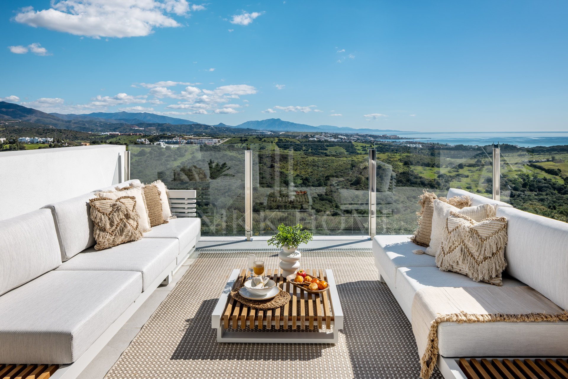 MODERNO PISO DE ALTA CALIDAD A ESTRENAR CON VISTAS AL MAR EN FINCA CORTESIN - CASARES