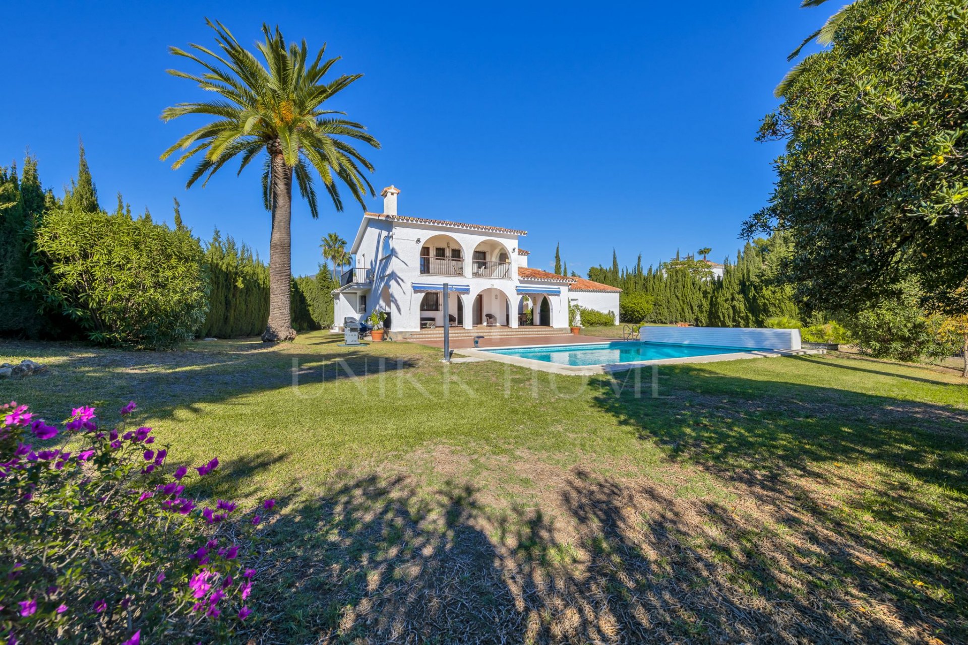 VILLA DE 5 DORMITORIOS EN UN AMPLIO TERRENO EN NUEVA ATALAYA - ESTEPONA