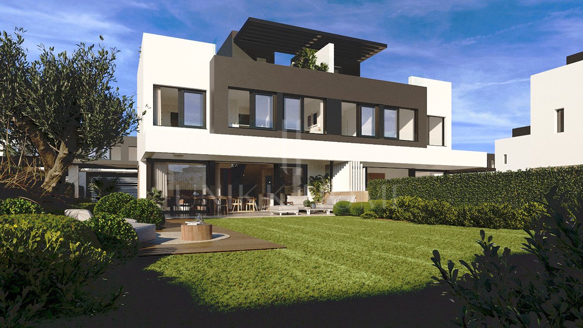 Recently built semi-detached villa with basement and private garden in Atalaya - Estepona